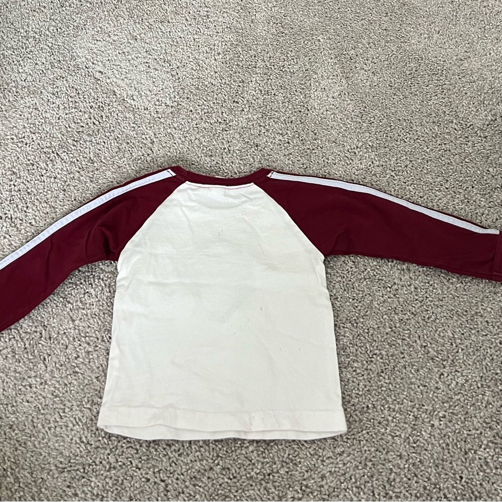 ⚪️GAP: Boy size 18-24 M, white w/maroon “Big man on campus” long sleeve tee⚪️ - Picture 8 of 11